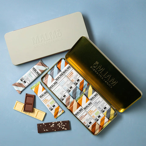 plåtask med blandade ekologiska chokladbitar